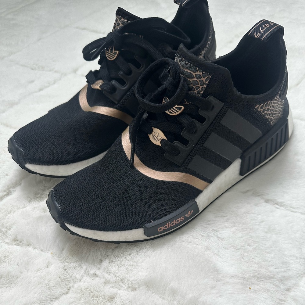 NWOB Adidas mnd r1 rose gold snake print sneakers